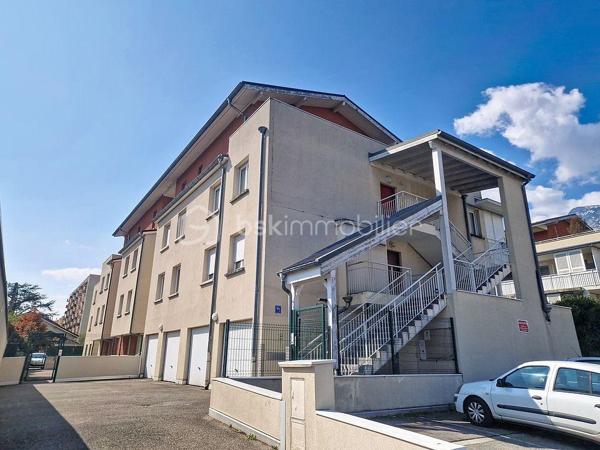 En exclusivité, un spacieux T3 situé à Échirolles, à deux pas du Cours Jean Jaurès.
Découvrez ce bel appartement d’environ 68 m², au sein d’une copropriété avec entrée indépendante depuis l’extérieur, sans allée intérieure – un véritable confort au quotidien. 
En très bon état général, il offre une agréable pièce de vie avec salon ouvert sur la cuisine, créant un espace convivial et moderne, baigné de lumière grâce à son excellente exposition. 
Il se compose de deux chambres confortables, d’une salle de bain moderne et fonctionnelle, ainsi que d’un balcon idéal pour profiter des beaux jours. 
La climatisation assure un confort optimal en toute saison. 
Ses faibles charges constituent un atout supplémentaire pour maîtriser votre budget, que ce soit pour une résidence principale ou un investissement. 
Un bien lumineux, bien agencé et idéalement situé, à découvrir sans tarder !