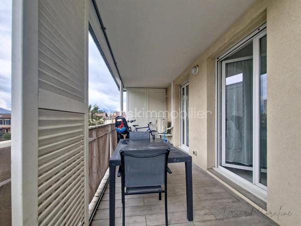 En exclusivité, un spacieux T3 situé à Échirolles, à deux pas du Cours Jean Jaurès.
Découvrez ce bel appartement d’environ 68 m², au sein d’une copropriété avec entrée indépendante depuis l’extérieur, sans allée intérieure – un véritable confort au quotidien. 
En très bon état général, il offre une agréable pièce de vie avec salon ouvert sur la cuisine, créant un espace convivial et moderne, baigné de lumière grâce à son excellente exposition. 
Il se compose de deux chambres confortables, d’une salle de bain moderne et fonctionnelle, ainsi que d’un balcon idéal pour profiter des beaux jours. 
La climatisation assure un confort optimal en toute saison. 
Ses faibles charges constituent un atout supplémentaire pour maîtriser votre budget, que ce soit pour une résidence principale ou un investissement. 
Un bien lumineux, bien agencé et idéalement situé, à découvrir sans tarder !