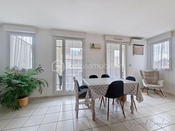 En exclusivité, un spacieux T3 situé à Échirolles, à deux pas du Cours Jean Jaurès.
Découvrez ce bel appartement d’environ 68 m², au sein d’une copropriété avec entrée indépendante depuis l’extérieur, sans allée intérieure – un véritable confort au quotidien. 
En très bon état général, il offre une agréable pièce de vie avec salon ouvert sur la cuisine, créant un espace convivial et moderne, baigné de lumière grâce à son excellente exposition. 
Il se compose de deux chambres confortables, d’une salle de bain moderne et fonctionnelle, ainsi que d’un balcon idéal pour profiter des beaux jours. 
La climatisation assure un confort optimal en toute saison. 
Ses faibles charges constituent un atout supplémentaire pour maîtriser votre budget, que ce soit pour une résidence principale ou un investissement. 
Un bien lumineux, bien agencé et idéalement situé, à découvrir sans tarder !