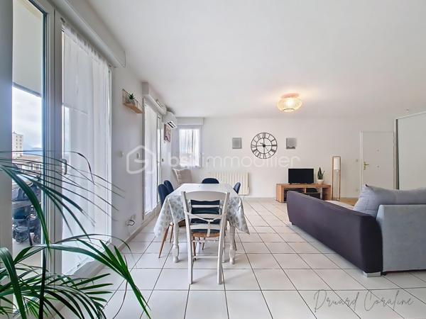 En exclusivité, un spacieux T3 situé à Échirolles, à deux pas du Cours Jean Jaurès.
Découvrez ce bel appartement d’environ 68 m², au sein d’une copropriété avec entrée indépendante depuis l’extérieur, sans allée intérieure – un véritable confort au quotidien. 
En très bon état général, il offre une agréable pièce de vie avec salon ouvert sur la cuisine, créant un espace convivial et moderne, baigné de lumière grâce à son excellente exposition. 
Il se compose de deux chambres confortables, d’une salle de bain moderne et fonctionnelle, ainsi que d’un balcon idéal pour profiter des beaux jours. 
La climatisation assure un confort optimal en toute saison. 
Ses faibles charges constituent un atout supplémentaire pour maîtriser votre budget, que ce soit pour une résidence principale ou un investissement. 
Un bien lumineux, bien agencé et idéalement situé, à découvrir sans tarder !