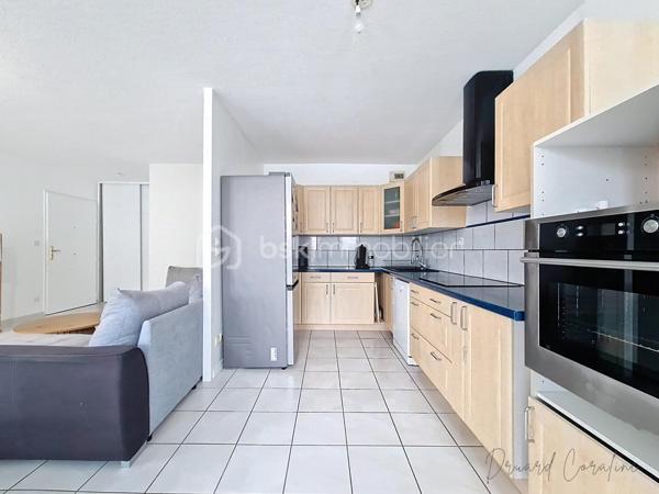En exclusivité, un spacieux T3 situé à Échirolles, à deux pas du Cours Jean Jaurès.
Découvrez ce bel appartement d’environ 68 m², au sein d’une copropriété avec entrée indépendante depuis l’extérieur, sans allée intérieure – un véritable confort au quotidien. 
En très bon état général, il offre une agréable pièce de vie avec salon ouvert sur la cuisine, créant un espace convivial et moderne, baigné de lumière grâce à son excellente exposition. 
Il se compose de deux chambres confortables, d’une salle de bain moderne et fonctionnelle, ainsi que d’un balcon idéal pour profiter des beaux jours. 
La climatisation assure un confort optimal en toute saison. 
Ses faibles charges constituent un atout supplémentaire pour maîtriser votre budget, que ce soit pour une résidence principale ou un investissement. 
Un bien lumineux, bien agencé et idéalement situé, à découvrir sans tarder !