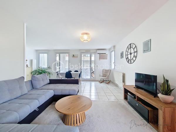 En exclusivité, un spacieux T3 situé à Échirolles, à deux pas du Cours Jean Jaurès.
Découvrez ce bel appartement d’environ 68 m², au sein d’une copropriété avec entrée indépendante depuis l’extérieur, sans allée intérieure – un véritable confort au quotidien. 
En très bon état général, il offre une agréable pièce de vie avec salon ouvert sur la cuisine, créant un espace convivial et moderne, baigné de lumière grâce à son excellente exposition. 
Il se compose de deux chambres confortables, d’une salle de bain moderne et fonctionnelle, ainsi que d’un balcon idéal pour profiter des beaux jours. 
La climatisation assure un confort optimal en toute saison. 
Ses faibles charges constituent un atout supplémentaire pour maîtriser votre budget, que ce soit pour une résidence principale ou un investissement. 
Un bien lumineux, bien agencé et idéalement situé, à découvrir sans tarder !