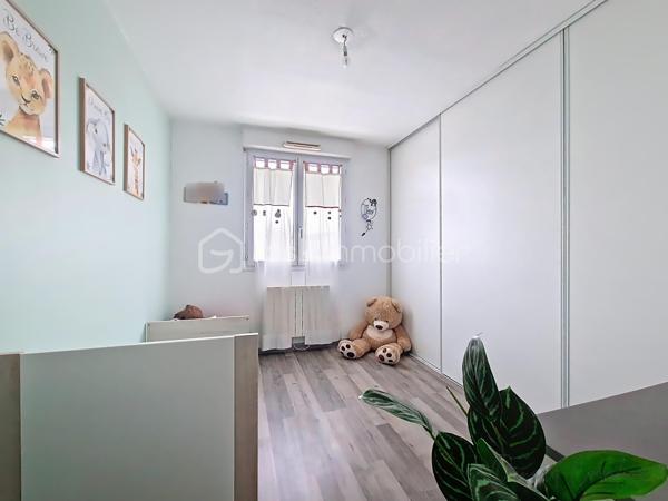 En exclusivité, un spacieux T3 situé à Échirolles, à deux pas du Cours Jean Jaurès.
Découvrez ce bel appartement d’environ 68 m², au sein d’une copropriété avec entrée indépendante depuis l’extérieur, sans allée intérieure – un véritable confort au quotidien. 
En très bon état général, il offre une agréable pièce de vie avec salon ouvert sur la cuisine, créant un espace convivial et moderne, baigné de lumière grâce à son excellente exposition. 
Il se compose de deux chambres confortables, d’une salle de bain moderne et fonctionnelle, ainsi que d’un balcon idéal pour profiter des beaux jours. 
La climatisation assure un confort optimal en toute saison. 
Ses faibles charges constituent un atout supplémentaire pour maîtriser votre budget, que ce soit pour une résidence principale ou un investissement. 
Un bien lumineux, bien agencé et idéalement situé, à découvrir sans tarder !