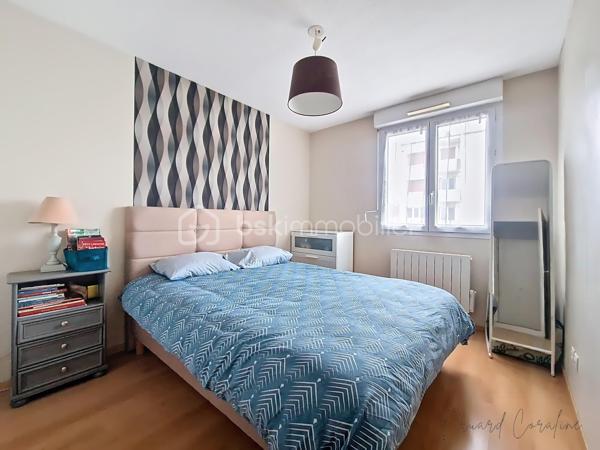 En exclusivité, un spacieux T3 situé à Échirolles, à deux pas du Cours Jean Jaurès.
Découvrez ce bel appartement d’environ 68 m², au sein d’une copropriété avec entrée indépendante depuis l’extérieur, sans allée intérieure – un véritable confort au quotidien. 
En très bon état général, il offre une agréable pièce de vie avec salon ouvert sur la cuisine, créant un espace convivial et moderne, baigné de lumière grâce à son excellente exposition. 
Il se compose de deux chambres confortables, d’une salle de bain moderne et fonctionnelle, ainsi que d’un balcon idéal pour profiter des beaux jours. 
La climatisation assure un confort optimal en toute saison. 
Ses faibles charges constituent un atout supplémentaire pour maîtriser votre budget, que ce soit pour une résidence principale ou un investissement. 
Un bien lumineux, bien agencé et idéalement situé, à découvrir sans tarder !