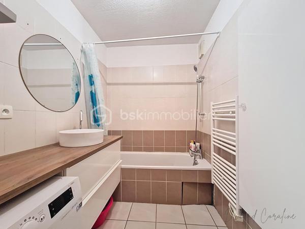 En exclusivité, un spacieux T3 situé à Échirolles, à deux pas du Cours Jean Jaurès.
Découvrez ce bel appartement d’environ 68 m², au sein d’une copropriété avec entrée indépendante depuis l’extérieur, sans allée intérieure – un véritable confort au quotidien. 
En très bon état général, il offre une agréable pièce de vie avec salon ouvert sur la cuisine, créant un espace convivial et moderne, baigné de lumière grâce à son excellente exposition. 
Il se compose de deux chambres confortables, d’une salle de bain moderne et fonctionnelle, ainsi que d’un balcon idéal pour profiter des beaux jours. 
La climatisation assure un confort optimal en toute saison. 
Ses faibles charges constituent un atout supplémentaire pour maîtriser votre budget, que ce soit pour une résidence principale ou un investissement. 
Un bien lumineux, bien agencé et idéalement situé, à découvrir sans tarder !