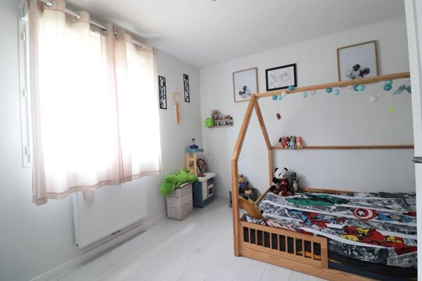 Le paradis des familles : maison moderne avec piscine et aire de jeux à deux pas