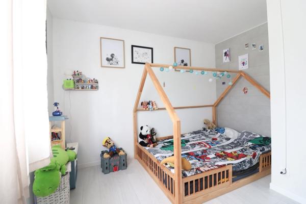 Le paradis des familles : maison moderne avec piscine et aire de jeux à deux pas