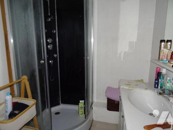 Ensemble immobilier comprenant 2 logements chacun d'environ 66 m². Le premier, loué pour 430 eu...