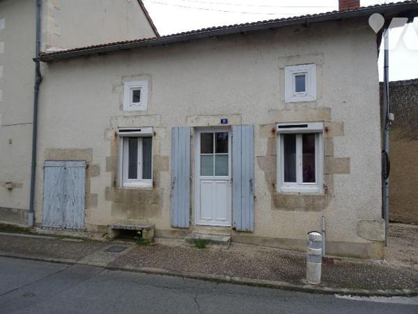 Ensemble immobilier comprenant 2 logements chacun d'environ 66 m². Le premier, loué pour 430 eu...
