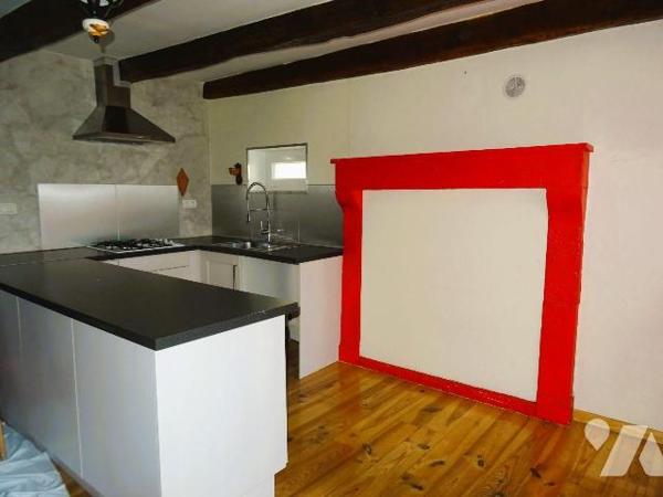 Ensemble immobilier comprenant 2 logements chacun d'environ 66 m². Le premier, loué pour 430 eu...