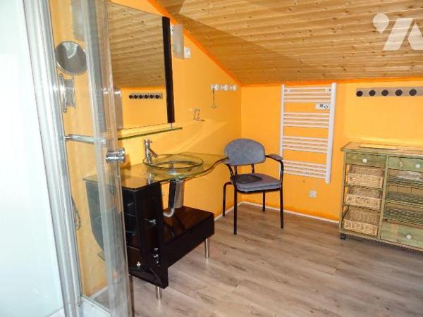 Ensemble immobilier comprenant 2 logements chacun d'environ 66 m². Le premier, loué pour 430 eu...