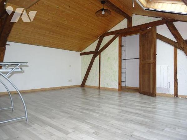 Ensemble immobilier comprenant 2 logements chacun d'environ 66 m². Le premier, loué pour 430 eu...