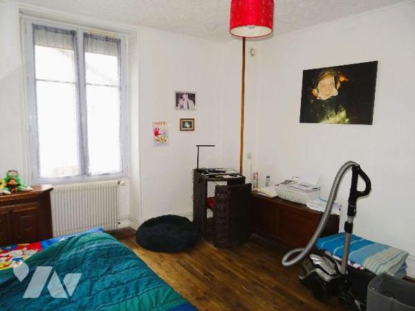 Ensemble immobilier comprenant 2 logements chacun d'environ 66 m². Le premier, loué pour 430 eu...