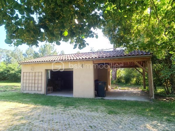 Située à seulement 4 minutes de Fleurance, une ville réputée pour son magnifique marché du mardi, son marché bio du samedi, ainsi que sa belle place et sa halle, cette superbe maison ancienne rénovée avec soin, de plain-pied, entourée d’un grand parc harmonieusement arboré, offre un cadre de vie exceptionnel. Le bien bénéficie du calme de la campagne sans être isolé.

D'une superficie de 245 m², la maison se compose de :
- Une entrée spacieuse desservant quatre des sept pièces (typique des maisons gasconnes),
- Deux salons de réception : un salon cosy de 26 m² avec cheminée à foyer ouvert et un grand salon cathédrale de 40 m² avec plafond rampant, idéal pour recevoir et épater vos amis avec une surprenante cave à vin enterrée !
- Une grande cuisine dînatoire haut de gamme, comprenant une cuisinière/piano Lacanche, ainsi qu'une arrière-cuisine/buanderie pratique.

L’espace nuit est judicieusement réparti en deux zones distinctes, offrant confort et intimité :
Côté ouest : Deux grandes chambres de plus de 23 m² chacune, dont une suite parentale avec sa salle d’eau et son dressing.
Côté est : Deux autres chambres de 12 m² chacune et une salle d’eau commune, située entre les deux chambres.
Une troisième salle d’eau est accessible depuis l’entrée.

Confort et prestations modernes :
- Fenêtres en double vitrage oscillo-battantes,
- Portes-fenêtres coulissantes intégrées dans les murs,
- Accès direct au jardin dans toutes les pièces (sauf une),
- Chauffage central assuré par une chaudière électrique (facilement remplaçable par un autre système, par exemple une pompe à chaleur).

Le parc, d’une superficie de plus de 6 500 m², est un véritable havre de paix, presque entièrement plat et facile d’entretien. Ses nombreux arbres (cèdres majestueux,
superbe tilleul, marronniers, frênes, fruitiers) apportent un ombrage bienvenu par les chaudes journées d’été. Deux puits et une mare apportent une touche bucolique à l’ensemble.

Les jours de repos et de soleil se savourent au bord de la belle piscine (avec couverture coulissante).
Un garage non attenant à la maison et son appentis/carport complètent le bien.

Une maison idéale pour les amoureux de la nature, en quête d’un cadre serein tout en restant proche des commodités.

À proximité :
Lectoure à environ 15 minutes,
Auch à 30 minutes,
Agen et sa gare TGV à 45 minutes,
Le golf de Fleurance à quelques minutes seulement

Contactez moi dès maintenant pour plus d’informations ou pour organiser une visite !