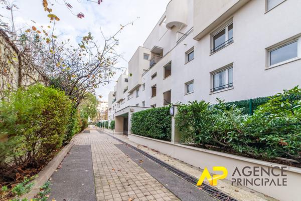 À vendre : appartement de 24,75 m² à Courbevoie €194 000 ** - Référence 13851