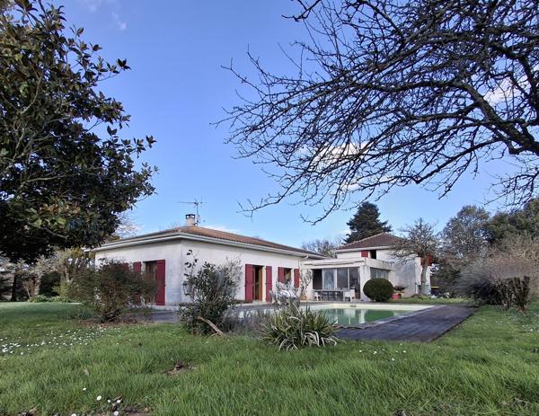 MAISON PLAIN PIED AVEC PISCINE, PARC ET VUE SUR LA CAMPAGNE