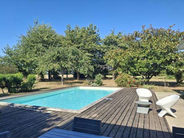 MAISON PLAIN PIED AVEC PISCINE, PARC ET VUE SUR LA CAMPAGNE
