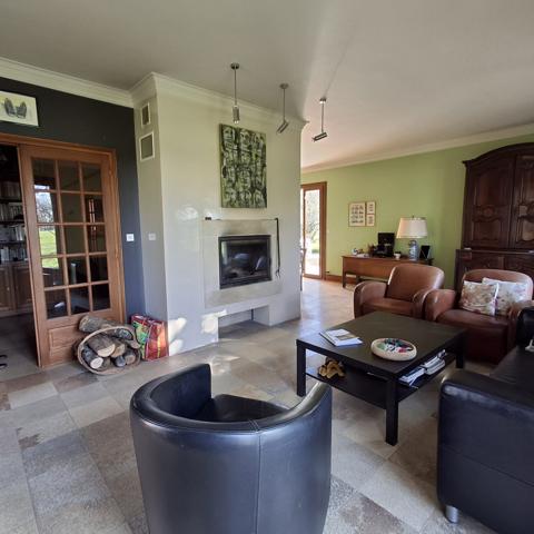 MAISON PLAIN PIED AVEC PISCINE, PARC ET VUE SUR LA CAMPAGNE