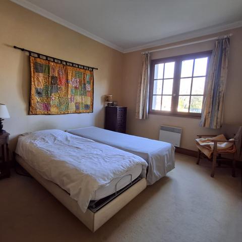 MAISON PLAIN PIED AVEC PISCINE, PARC ET VUE SUR LA CAMPAGNE