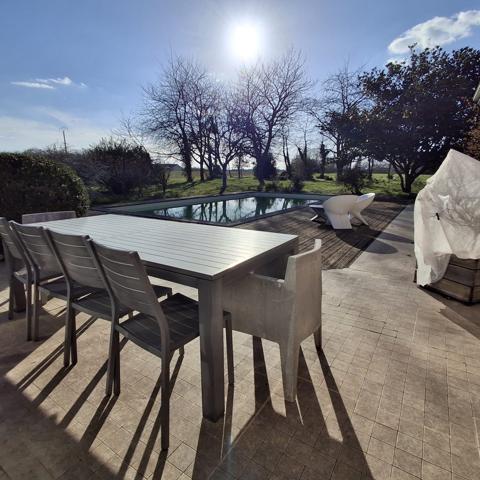 MAISON PLAIN PIED AVEC PISCINE, PARC ET VUE SUR LA CAMPAGNE
