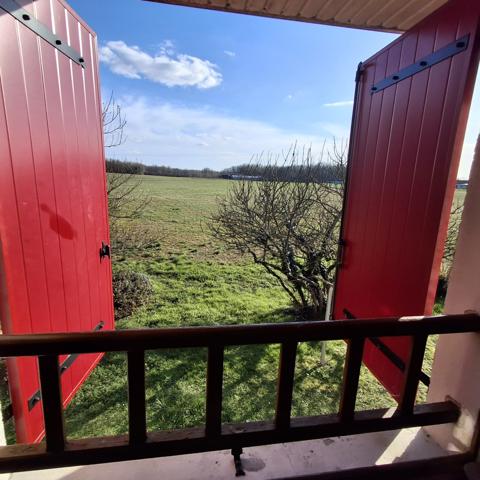 MAISON PLAIN PIED AVEC PISCINE, PARC ET VUE SUR LA CAMPAGNE
