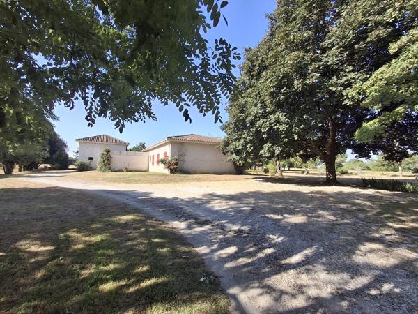MAISON PLAIN PIED AVEC PISCINE, PARC ET VUE SUR LA CAMPAGNE