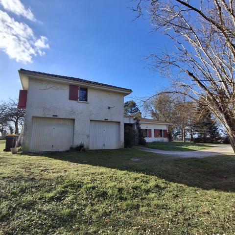 MAISON PLAIN PIED AVEC PISCINE, PARC ET VUE SUR LA CAMPAGNE