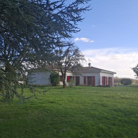 MAISON PLAIN PIED AVEC PISCINE, PARC ET VUE SUR LA CAMPAGNE