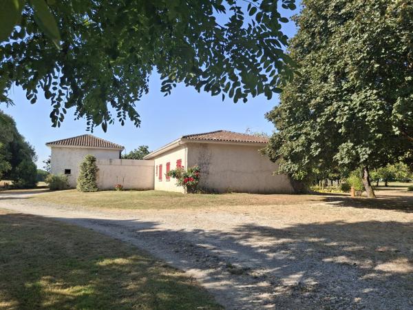 MAISON PLAIN PIED AVEC PISCINE, PARC ET VUE SUR LA CAMPAGNE