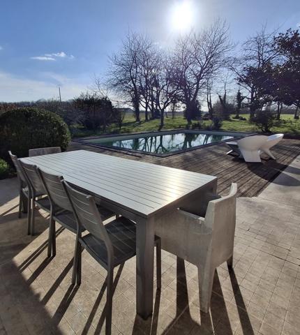 MAISON PLAIN PIED AVEC PISCINE, PARC ET VUE SUR LA CAMPAGNE