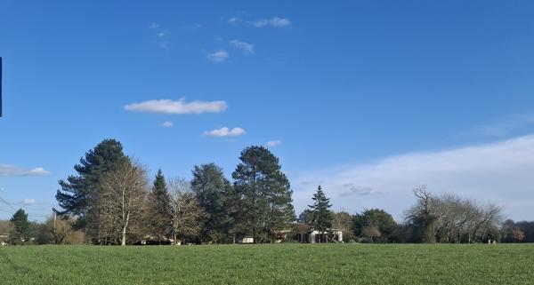 MAISON PLAIN PIED AVEC PISCINE, PARC ET VUE SUR LA CAMPAGNE