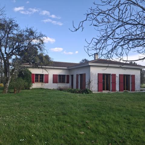 MAISON PLAIN PIED AVEC PISCINE, PARC ET VUE SUR LA CAMPAGNE