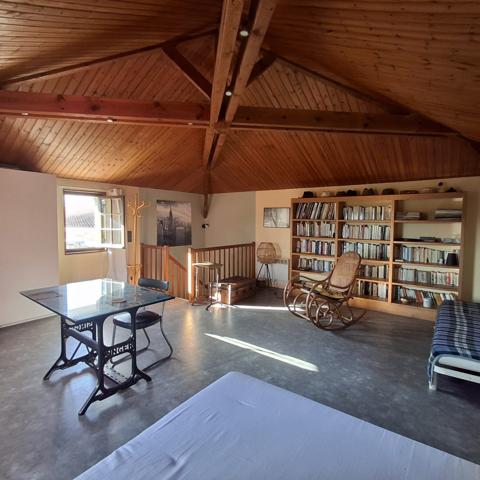 MAISON PLAIN PIED AVEC PISCINE, PARC ET VUE SUR LA CAMPAGNE