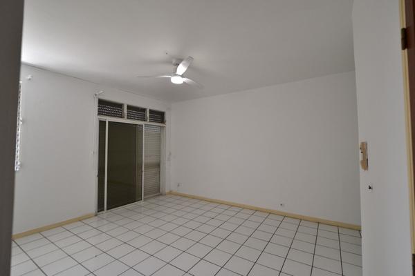 Pointe-à-Pitre (97110) Vaste appartement rue calme centre ville