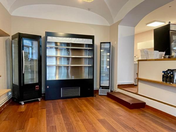 Droit au bail - Local commercial rénové de 41 m² – Rue piétonne – Terrasse – Loyer 456 €/mois - Lons le Saunier