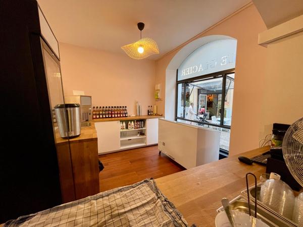Droit au bail - Local commercial rénové de 41 m² – Rue piétonne – Terrasse – Loyer 456 €/mois - Lons le Saunier