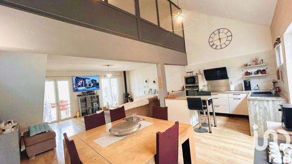 Maison traditionnelle 7 pièces de 184 m² à La Plaine-des-Palmistes (97431)