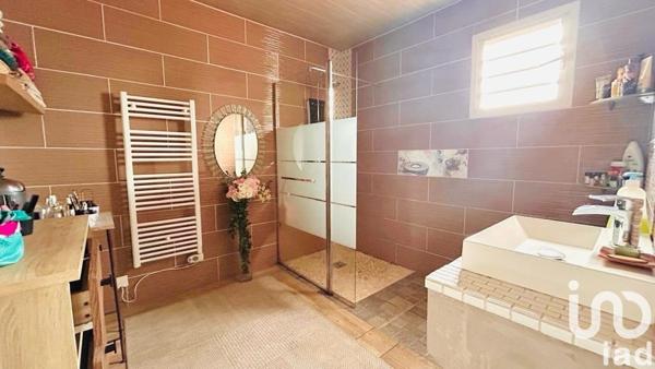 Maison traditionnelle 7 pièces de 184 m² à La Plaine-des-Palmistes (97431)