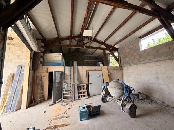 Local/atelier/show room à louer VAULX EN VELIN (69) local de 431m2+ 129m2 de mezzanine + parking