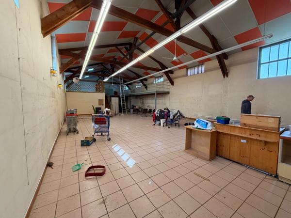 Local/atelier/show room à louer VAULX EN VELIN (69) local de 431m2+ 129m2 de mezzanine + parking