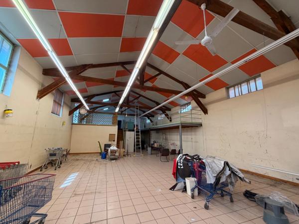 Local/atelier/show room à louer VAULX EN VELIN (69) local de 431m2+ 129m2 de mezzanine + parking