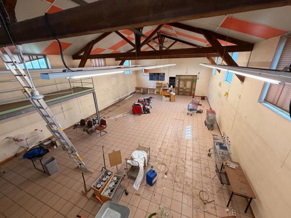 Local/atelier/show room à louer VAULX EN VELIN (69) local de 431m2+ 129m2 de mezzanine + parking