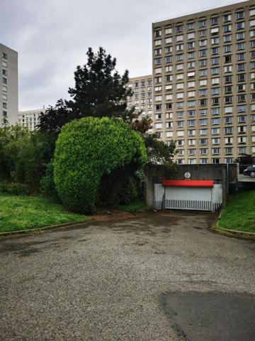 GARAGE 13 M2 - Proche TRAM T4 VIVIANI