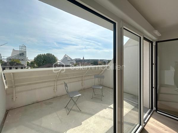 Dans un secteur recherché de La Bastide, au cœur de l’écoquartier Bastide-Niel, à proximité de Darwin, des quais et du Jardin botanique.

Venez découvrir ce superbe appartement  T1 BIS lumineux  NEUF de 34m² ! Et loggia d'environ 10m² dotée d'une vue dégagée. 
Dans une résidence neuve tout juste achevée ,  situé au 3ème étage sur 6, avec ascenseur et accessible aux personnes à mobilité réduite. 

Son agencement est parfaitement à optimisé permettant de créer facilement un véritable espace nuit tout en conservant une belle pièce de vie. 

Vous profiterez également d'une salle d'eau avec WC, un placard/entrée, ainsi que d'une grande baie vitrée  vantaux ouvrant sur un bel extérieur sans vis-à-vis idéalement exposée. 

La résidence propose également un local à vélo/moto spacieux et bénéficiera prochainement de commerces en rez-de-chaussée pour un quotidien encore plus pratique.... Venez le découvrir !!
