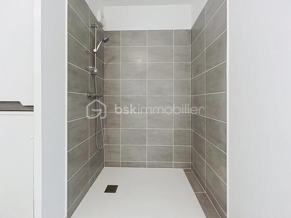 Dans un secteur recherché de La Bastide, au cœur de l’écoquartier Bastide-Niel, à proximité de Darwin, des quais et du Jardin botanique.

Venez découvrir ce superbe appartement  T1 BIS lumineux  NEUF de 34m² ! Et loggia d'environ 10m² dotée d'une vue dégagée. 
Dans une résidence neuve tout juste achevée ,  situé au 3ème étage sur 6, avec ascenseur et accessible aux personnes à mobilité réduite. 

Son agencement est parfaitement à optimisé permettant de créer facilement un véritable espace nuit tout en conservant une belle pièce de vie. 

Vous profiterez également d'une salle d'eau avec WC, un placard/entrée, ainsi que d'une grande baie vitrée  vantaux ouvrant sur un bel extérieur sans vis-à-vis idéalement exposée. 

La résidence propose également un local à vélo/moto spacieux et bénéficiera prochainement de commerces en rez-de-chaussée pour un quotidien encore plus pratique.... Venez le découvrir !!