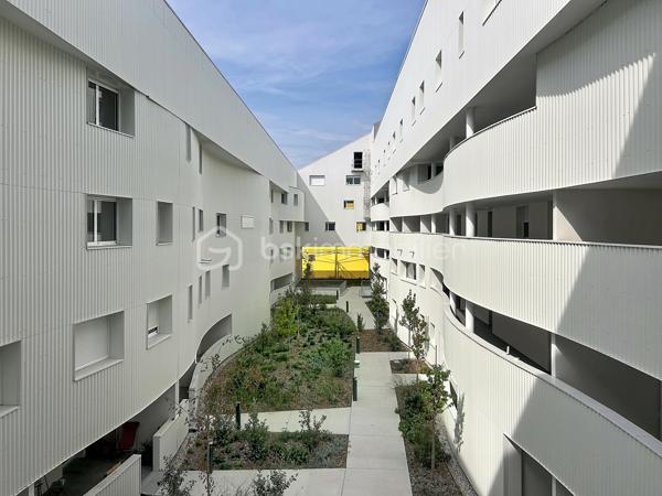 Dans un secteur recherché de La Bastide, au cœur de l’écoquartier Bastide-Niel, à proximité de Darwin, des quais et du Jardin botanique.

Venez découvrir ce superbe appartement  T1 BIS lumineux  NEUF de 34m² ! Et loggia d'environ 10m² dotée d'une vue dégagée. 
Dans une résidence neuve tout juste achevée ,  situé au 3ème étage sur 6, avec ascenseur et accessible aux personnes à mobilité réduite. 

Son agencement est parfaitement à optimisé permettant de créer facilement un véritable espace nuit tout en conservant une belle pièce de vie. 

Vous profiterez également d'une salle d'eau avec WC, un placard/entrée, ainsi que d'une grande baie vitrée  vantaux ouvrant sur un bel extérieur sans vis-à-vis idéalement exposée. 

La résidence propose également un local à vélo/moto spacieux et bénéficiera prochainement de commerces en rez-de-chaussée pour un quotidien encore plus pratique.... Venez le découvrir !!