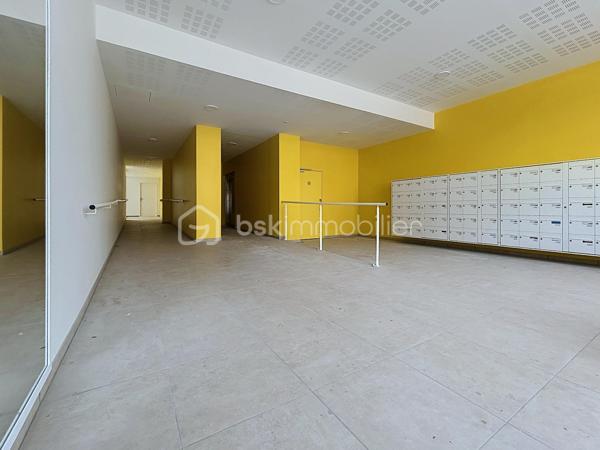 Dans un secteur recherché de La Bastide, au cœur de l’écoquartier Bastide-Niel, à proximité de Darwin, des quais et du Jardin botanique.

Venez découvrir ce superbe appartement  T1 BIS lumineux  NEUF de 34m² ! Et loggia d'environ 10m² dotée d'une vue dégagée. 
Dans une résidence neuve tout juste achevée ,  situé au 3ème étage sur 6, avec ascenseur et accessible aux personnes à mobilité réduite. 

Son agencement est parfaitement à optimisé permettant de créer facilement un véritable espace nuit tout en conservant une belle pièce de vie. 

Vous profiterez également d'une salle d'eau avec WC, un placard/entrée, ainsi que d'une grande baie vitrée  vantaux ouvrant sur un bel extérieur sans vis-à-vis idéalement exposée. 

La résidence propose également un local à vélo/moto spacieux et bénéficiera prochainement de commerces en rez-de-chaussée pour un quotidien encore plus pratique.... Venez le découvrir !!