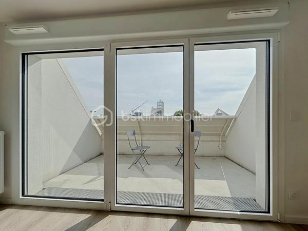 Dans un secteur recherché de La Bastide, au cœur de l’écoquartier Bastide-Niel, à proximité de Darwin, des quais et du Jardin botanique.

Venez découvrir ce superbe appartement  T1 BIS lumineux  NEUF de 34m² ! Et loggia d'environ 10m² dotée d'une vue dégagée. 
Dans une résidence neuve tout juste achevée ,  situé au 3ème étage sur 6, avec ascenseur et accessible aux personnes à mobilité réduite. 

Son agencement est parfaitement à optimisé permettant de créer facilement un véritable espace nuit tout en conservant une belle pièce de vie. 

Vous profiterez également d'une salle d'eau avec WC, un placard/entrée, ainsi que d'une grande baie vitrée  vantaux ouvrant sur un bel extérieur sans vis-à-vis idéalement exposée. 

La résidence propose également un local à vélo/moto spacieux et bénéficiera prochainement de commerces en rez-de-chaussée pour un quotidien encore plus pratique.... Venez le découvrir !!