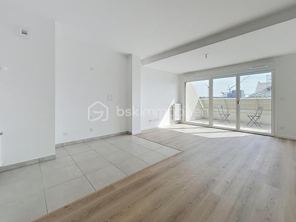 Dans un secteur recherché de La Bastide, au cœur de l’écoquartier Bastide-Niel, à proximité de Darwin, des quais et du Jardin botanique.

Venez découvrir ce superbe appartement  T1 BIS lumineux  NEUF de 34m² ! Et loggia d'environ 10m² dotée d'une vue dégagée. 
Dans une résidence neuve tout juste achevée ,  situé au 3ème étage sur 6, avec ascenseur et accessible aux personnes à mobilité réduite. 

Son agencement est parfaitement à optimisé permettant de créer facilement un véritable espace nuit tout en conservant une belle pièce de vie. 

Vous profiterez également d'une salle d'eau avec WC, un placard/entrée, ainsi que d'une grande baie vitrée  vantaux ouvrant sur un bel extérieur sans vis-à-vis idéalement exposée. 

La résidence propose également un local à vélo/moto spacieux et bénéficiera prochainement de commerces en rez-de-chaussée pour un quotidien encore plus pratique.... Venez le découvrir !!