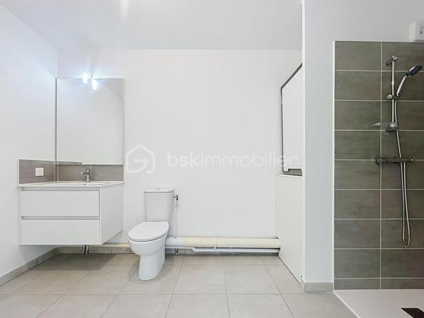 Dans un secteur recherché de La Bastide, au cœur de l’écoquartier Bastide-Niel, à proximité de Darwin, des quais et du Jardin botanique.

Venez découvrir ce superbe appartement  T1 BIS lumineux  NEUF de 34m² ! Et loggia d'environ 10m² dotée d'une vue dégagée. 
Dans une résidence neuve tout juste achevée ,  situé au 3ème étage sur 6, avec ascenseur et accessible aux personnes à mobilité réduite. 

Son agencement est parfaitement à optimisé permettant de créer facilement un véritable espace nuit tout en conservant une belle pièce de vie. 

Vous profiterez également d'une salle d'eau avec WC, un placard/entrée, ainsi que d'une grande baie vitrée  vantaux ouvrant sur un bel extérieur sans vis-à-vis idéalement exposée. 

La résidence propose également un local à vélo/moto spacieux et bénéficiera prochainement de commerces en rez-de-chaussée pour un quotidien encore plus pratique.... Venez le découvrir !!